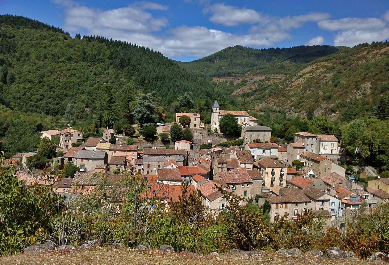 Le village d'Avne vue de la vierge