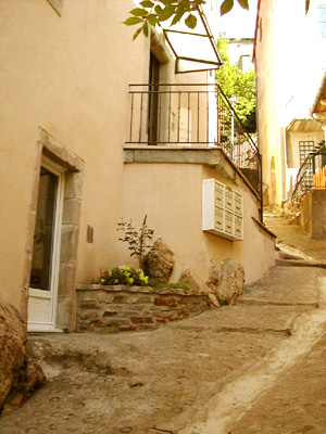 Rue qui monte  l'glise